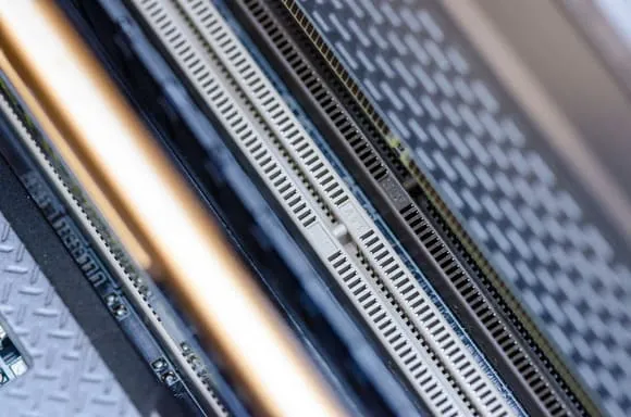 Làm sạch bụi ở khe Ram trước khi thay Ram