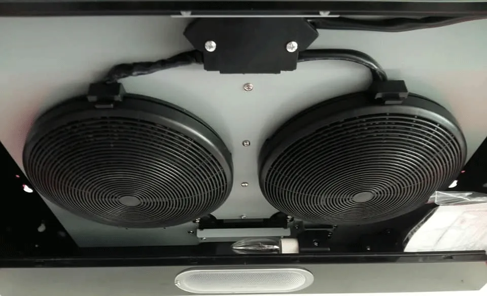 Vị trí và thao tác nhấc vỉ lọc than hoạt tính cũ ra khỏi khoang động cơ quạt