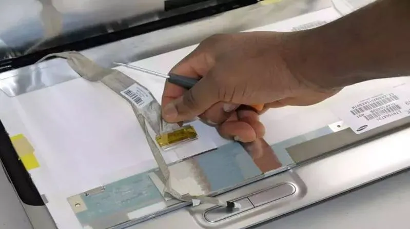 Cáp màn hình laptop là một trong những nguyên nhân phổ biến gây lỗi trắng xóa