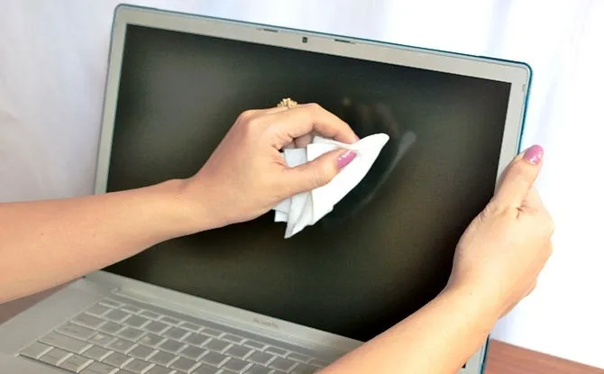 Cần xử lý khẩn cấp khi màn hình máy tính bị dính nước để tránh hư hỏng nặng hơn