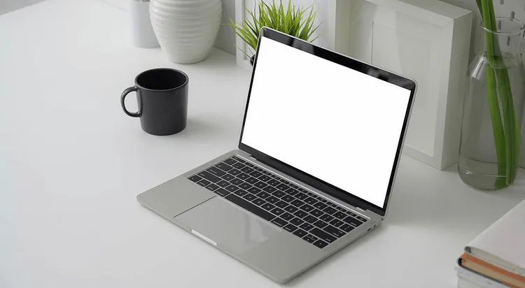 Kỹ thuật viên đang xử lý laptop bị lỗi màn hình trắng xóa thông qua màn hình ngoài