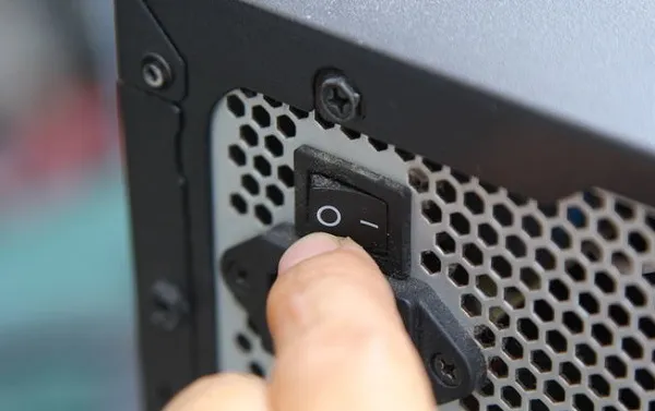 Kiểm tra nguồn điện và dây kết nối nguồn (PSU) là bước đầu tiên để sửa lỗi màn hình máy tính bị đen khi khởi động