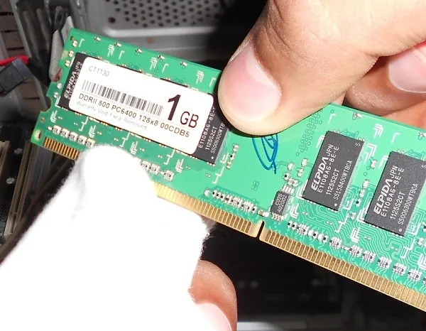 Vệ sinh chân RAM bằng cồn và cắm lại chặt chẽ nhằm khắc phục lỗi không hiển thị hình ảnh