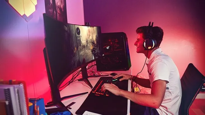 Góc làm việc chuyên nghiệp với màn hình máy tính cong Ultrawide