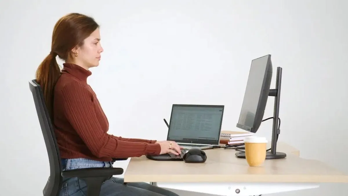 Đảm bảo tư thế ngồi chuẩn công thái học giúp tối ưu hiệu suất và duy trì sức khỏe khi luyện cách đánh máy tính 10 ngón