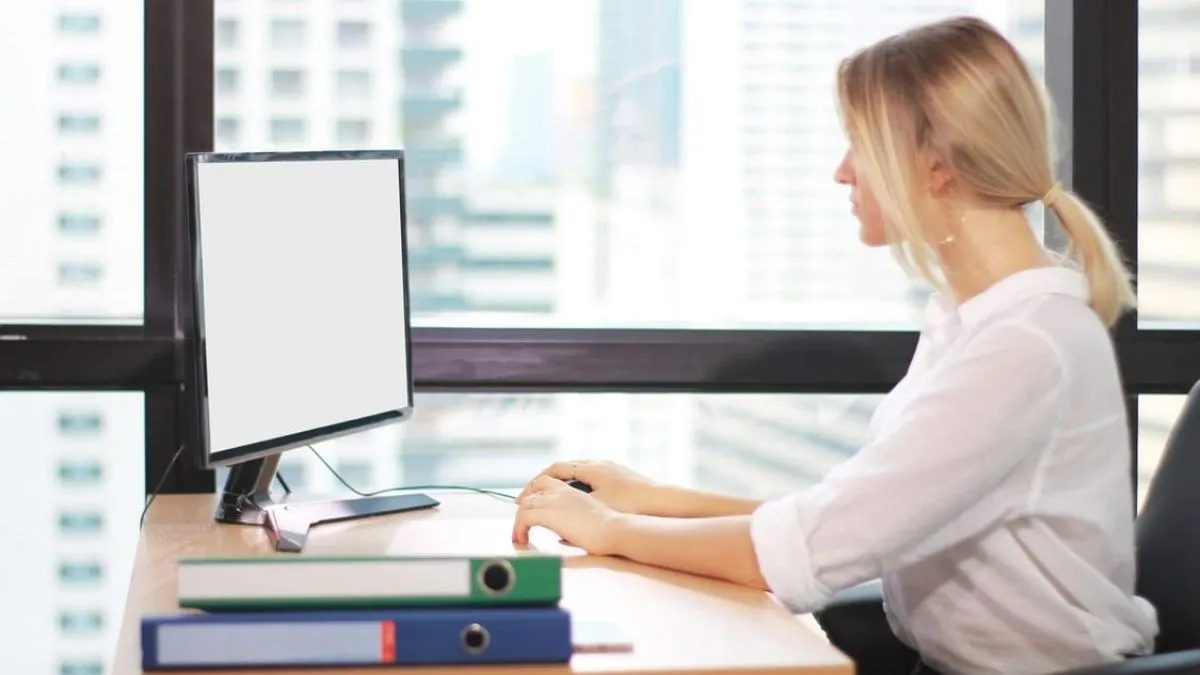 Nguyên tắc không nhìn bàn phím là mấu chốt để hình thành phản xạ tự động khi luyện cách đánh máy tính 10 ngón