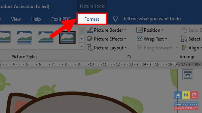 Mở tab Format để chuẩn bị cho việc cắt ảnh theo tỉ lệ có sẵn.