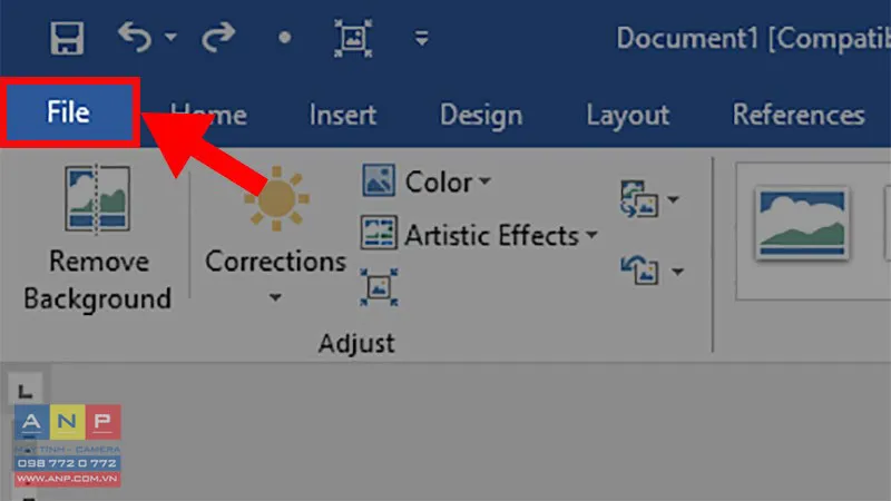 Mở thẻ File trong Word để bắt đầu quá trình tách ảnh từ tài liệu văn bản.