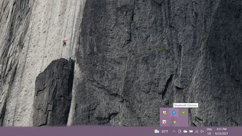 Mở cài đặt và thiết lập Bluetooth từ System Tray trên thanh tác vụ Windows