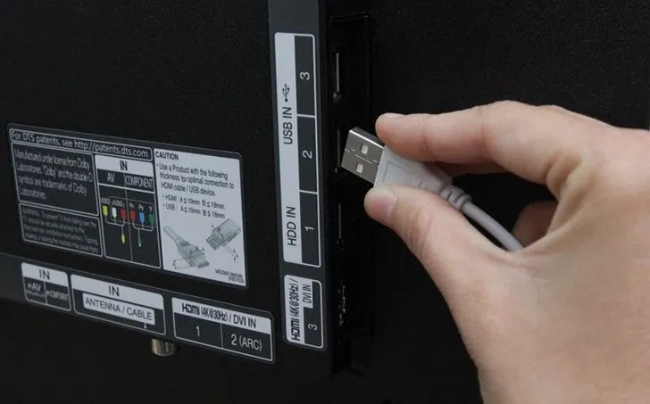 Kết nối máy tính laptop với tivi bằng cáp USB để chia sẻ tệp đa phương tiện (media files) nhanh chóng