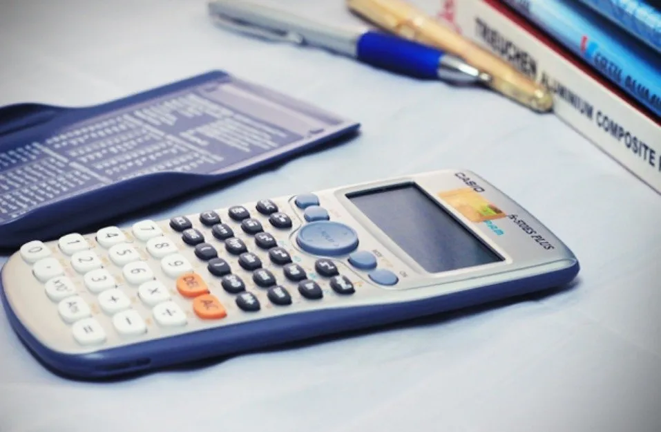 Kết quả giải bất phương trình bậc hai (x² - 3x - 6 > 0) hiển thị trên màn hình máy tính Casio, thể hiện tập nghiệm cuối cùng.