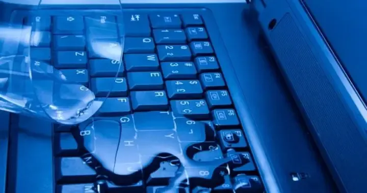 Hình ảnh cận cảnh quy trình lắp đặt hoặc thay thế một công tắc nguồn tạm thời bên ngoài vỏ case máy tính