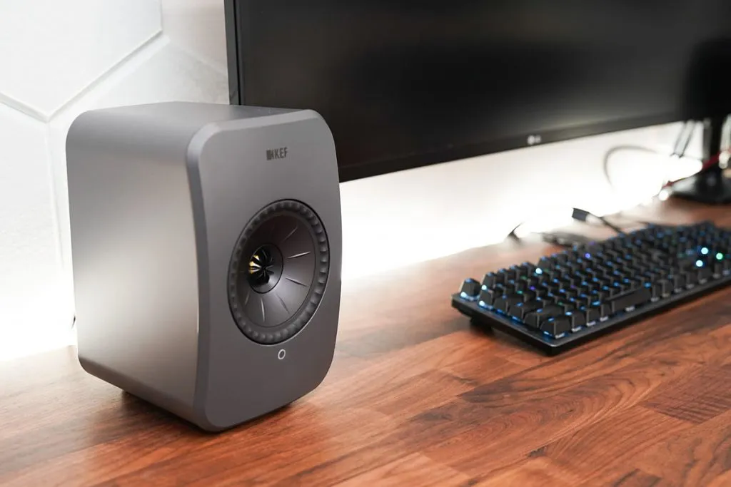 Kết nối dây cáp âm thanh 3.5mm vào cổng Line-in màu xanh lá cây trên máy tính để bàn