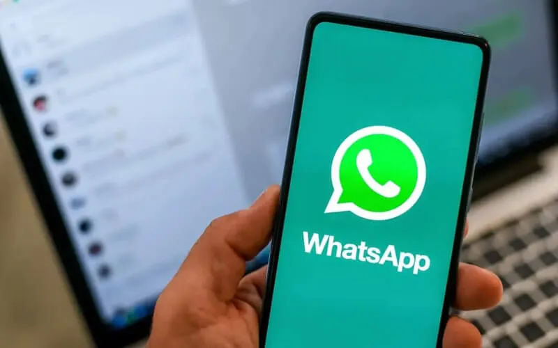 Giao diện ứng dụng WhatsApp trên thiết bị di động, minh họa nền tảng nhắn tin và gọi điện đa tính năng.