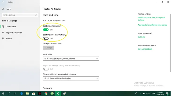 Kích hoạt tính năng Set time automatically và chọn múi giờ chuẩn để đồng bộ thời gian tự động trên máy tính