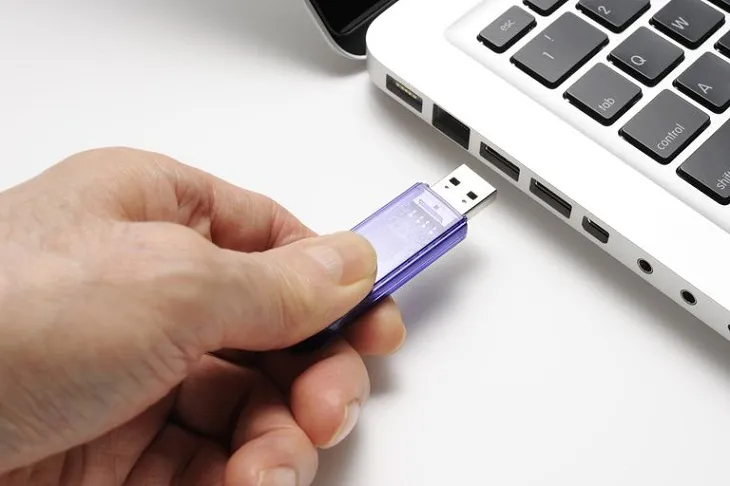Kết nối USB vào máy tính để bắt đầu quá trình sao chép nhạc
