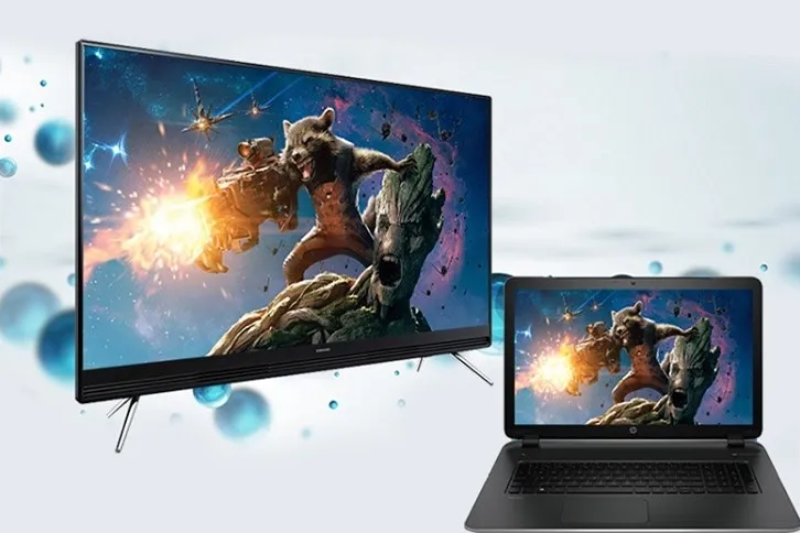 Người dùng tận hưởng trải nghiệm xem phim ảnh từ máy tính lên tivi thông qua kết nối không dây Miracast
