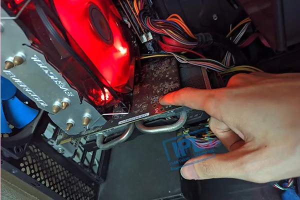 dấu hiệu giật điện khi chạm vào vỏ máy tính do dòng rò điện áp cao