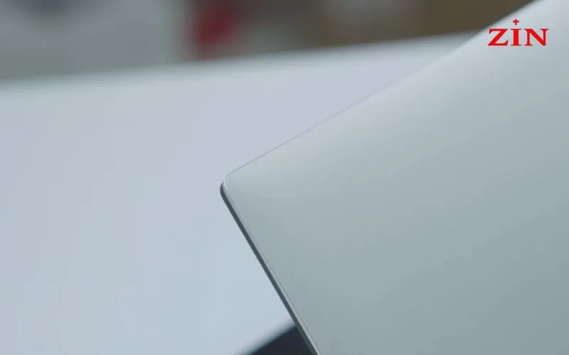 Kiểm Tra Ngoại Hình Máy Tính Cũ Tại Các Góc Cạnh và Kết Nối