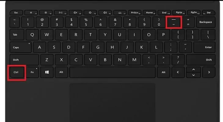 Tính năng Kính lúp (Magnifier) đang hoạt động trên Windows, cho phép phóng to cục bộ màn hình máy tính.