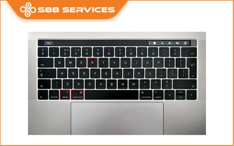 Ảnh chụp màn hình máy Mac đang khởi động, hiển thị logo Apple và cửa sổ macOS Utilities, cho thấy người dùng đã truy cập thành công chế độ khôi phục để tiến hành cách reset dữ liệu máy tính.