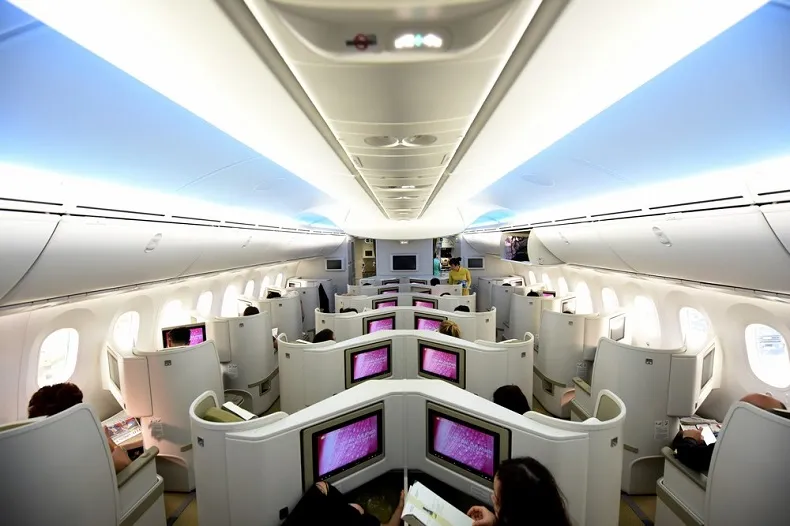 Khoang hành khách bên trong máy bay, minh họa các dịch vụ và phụ thu liên quan đến cách tính thuế và phí vé máy bay