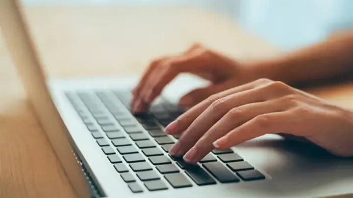 allintitle:cách trở về màn hình máy tính: Phím tắt bảo mật Windows L, minh họa quy trình khóa phiên làm việc nhanh.