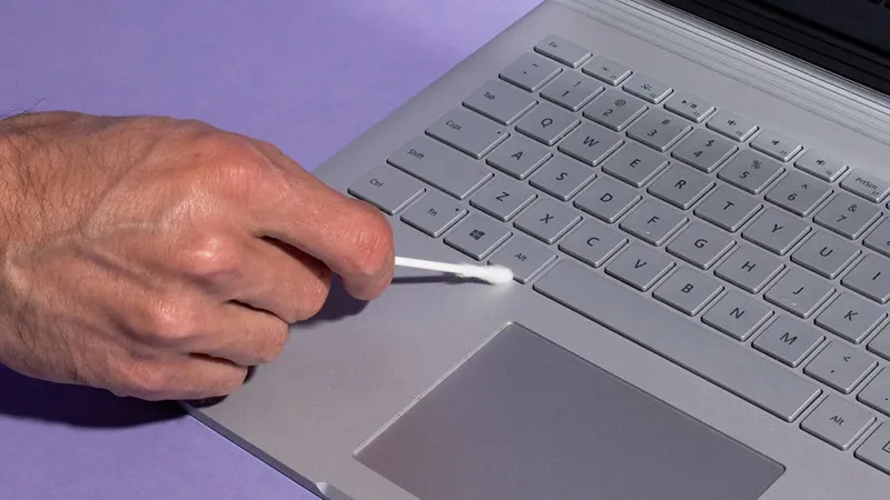 Dùng cọ lông mềm mại hoặc tăm bông để làm sạch sâu từng kẽ phím và các khu vực khó tiếp cận