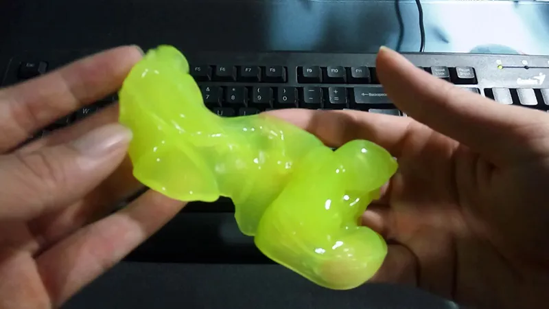 Thận trọng khi sử dụng gel vệ sinh trên bàn phím để tránh gel lọt vào sâu bên trong các linh kiện máy tính