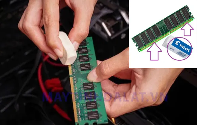 Vệ sinh chân RAM bằng gôm tẩy