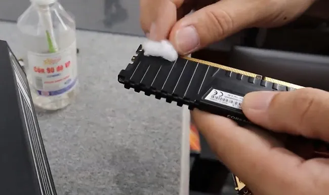 Vệ sinh RAM bằng bông gòn thấm cồn IPA