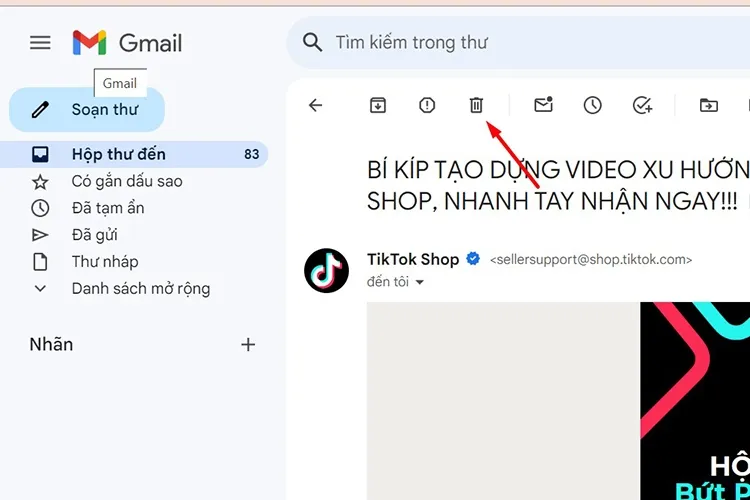 Nhấn vào biểu tượng thùng rác khi đang xem nội dung email trên giao diện máy tính.