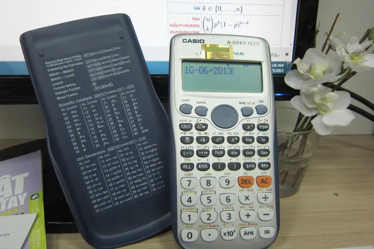 Máy tính Casio FX 570VN Plus sau khi đã thay pin mới và hoạt động ổn định
