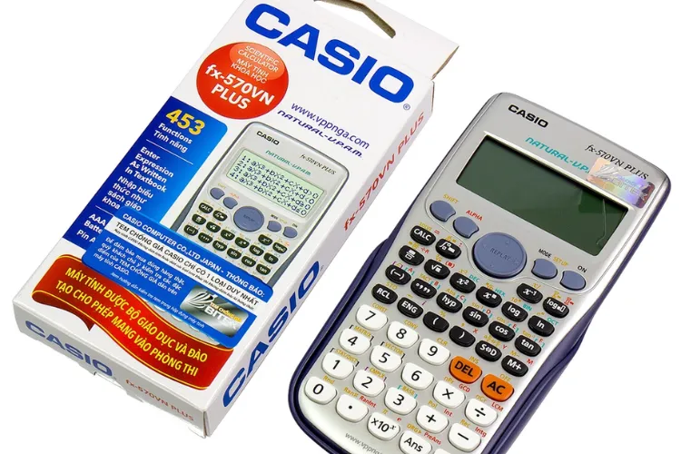 Sử dụng tua vít tháo ốc để thay pin cho máy tính bỏ túi Casio FX 570VN Plus