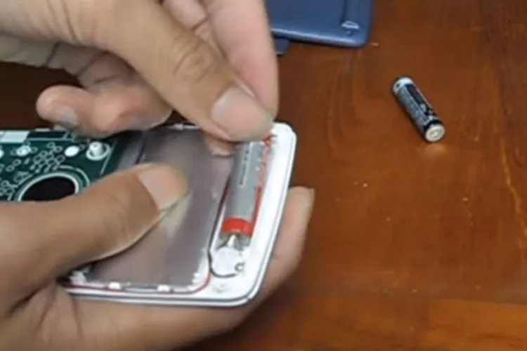 Quy trình lắp pin AAA mới vào khay pin máy tính Casio FX 570VN Plus