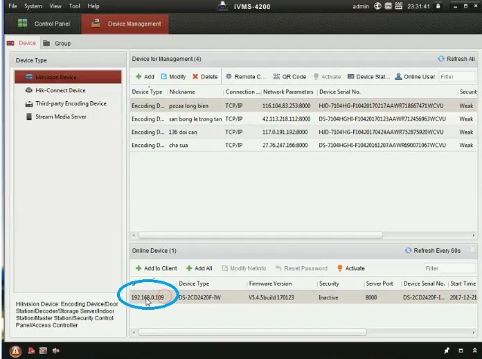 Giao diện phần mềm iVMS-4200 hiển thị danh sách thiết bị và địa chỉ IP camera Hikvision trên máy tính