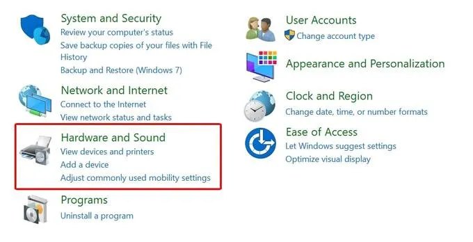 Chọn Hardware and Sound để truy cập cài đặt thiết bị
