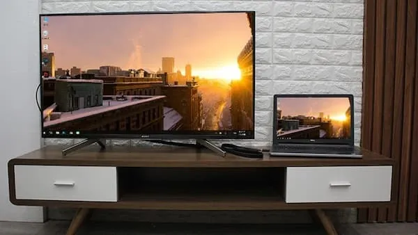 Dùng Tivi kết hợp với máy tính xách tay tạo thành không gian làm việc đa nhiệm, minh họa cách biến tivi thành máy tính đơn giản