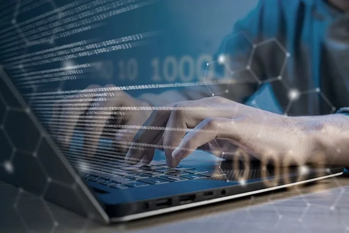 Chuyên gia an ninh mạng đang phân tích các giao thức khóa mạng máy tính