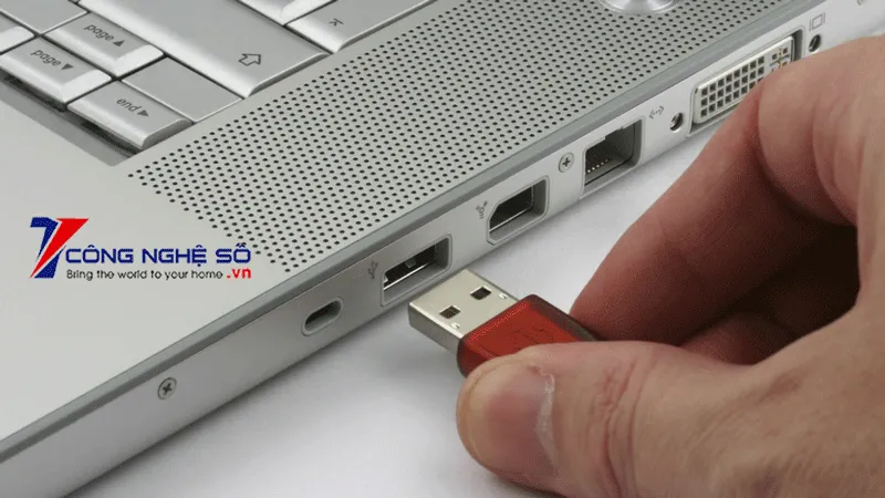 Chuyên gia kỹ thuật thực hiện chẩn đoán và sửa chữa lỗi máy tính phức tạp