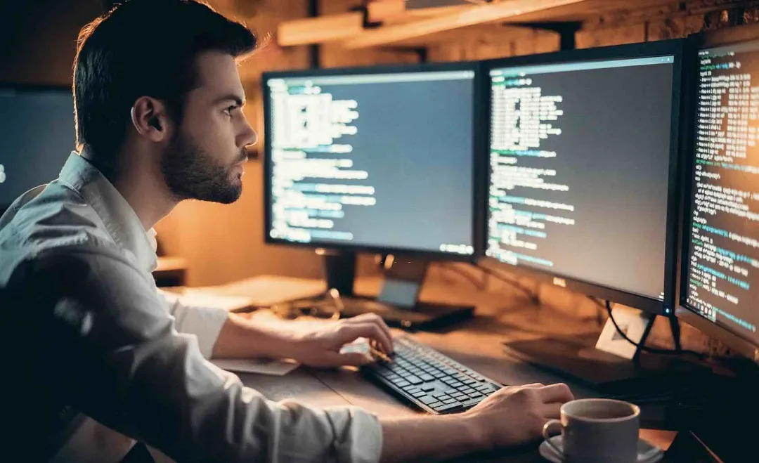 Thiết lập hai màn hình máy tính kết nối với một CPU để tăng hiệu suất làm việc