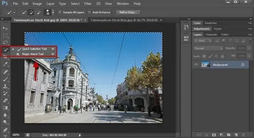 Sử dụng công cụ Quick Selection Tool để chọn vùng bầu trời, bước đầu tiên trong quá trình ghép ảnh trên Photoshop