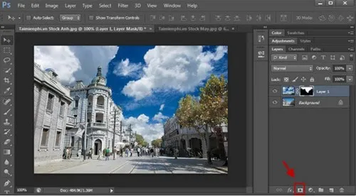 Áp dụng Layer Mask để che đi các vùng không mong muốn, hiển thị vùng bầu trời mới được chọn