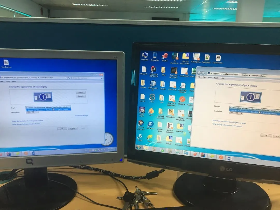 Kỹ thuật viên đang thiết lập cách kết nối hai màn hình máy tính để làm việc đa nhiệm