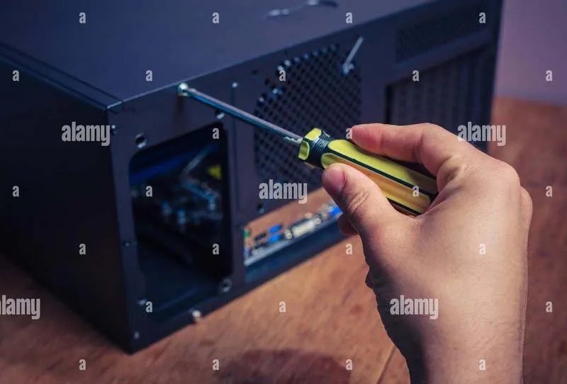 Sử dụng tua vít để mở vỏ case máy tính để bàn chuẩn bị thay CPU