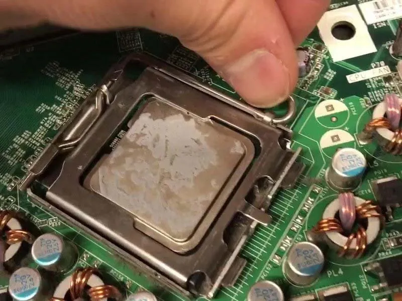 Thao tác nâng cần gạt giữ socket để tháo chip vi xử lý cũ