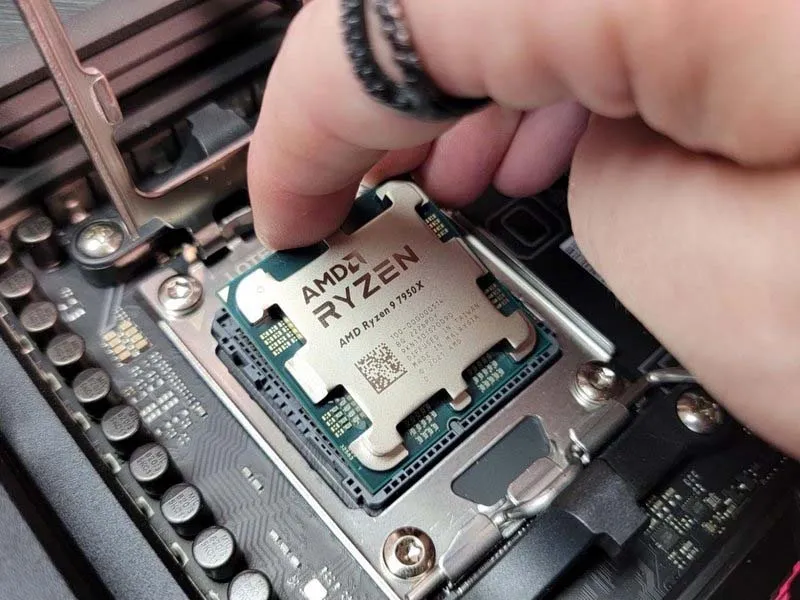 Căn chỉnh và đặt CPU mới vào đúng vị trí socket, lưu ý dấu mũi tên định vị