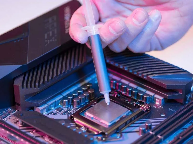 Bóp một lượng keo tản nhiệt bằng hạt đậu lên bề mặt CPU mới