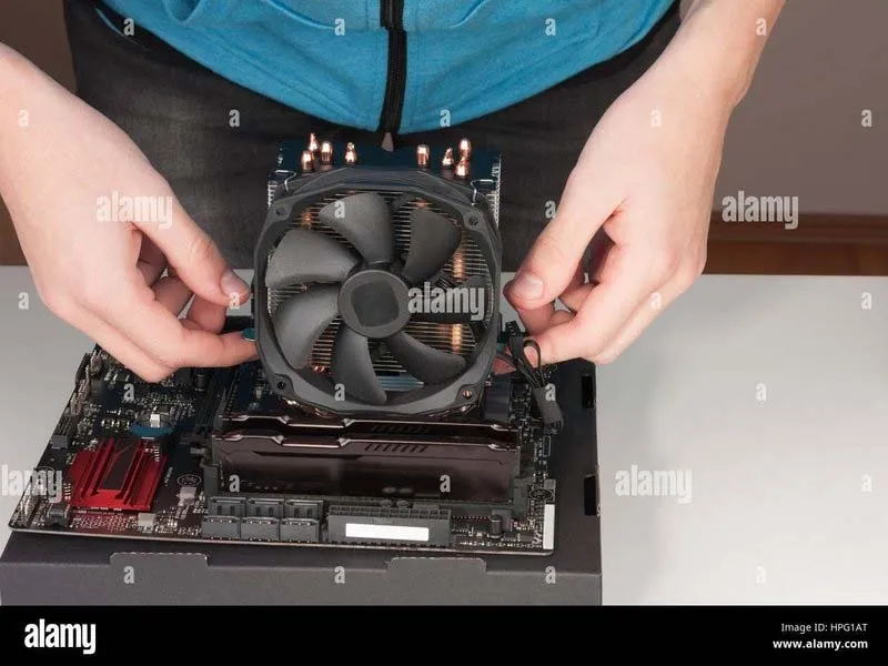 Cố định bộ tản nhiệt trở lại trên CPU, đảm bảo áp lực đều