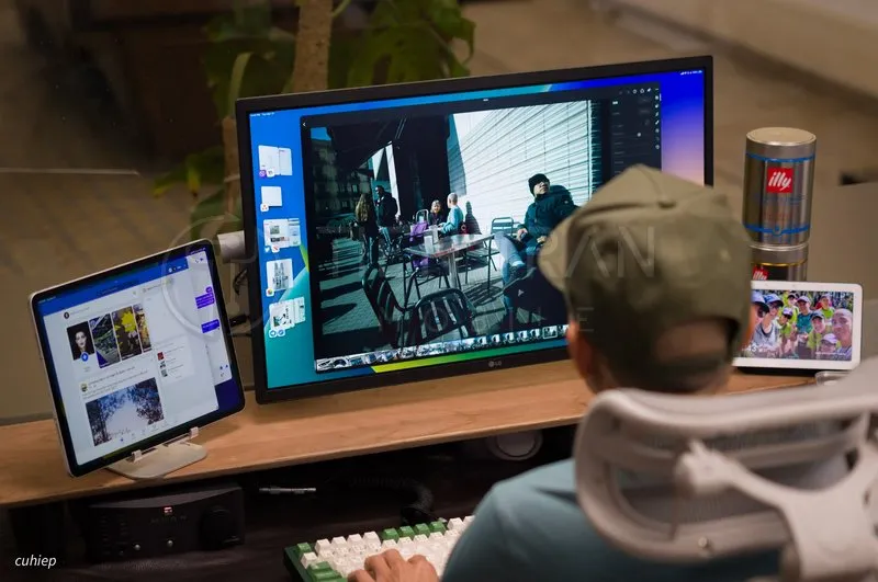 Kiểm tra cổng kết nối Lightning và Adapter để chuẩn bị kết nối iPad với màn hình.